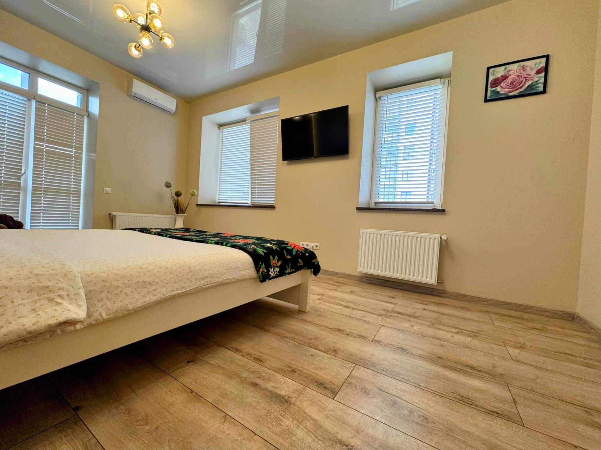 Vip Apartment У Центрі Міста, Новобуджк Театральний,Дуже Простора Ρίβνε Εξωτερικό φωτογραφία