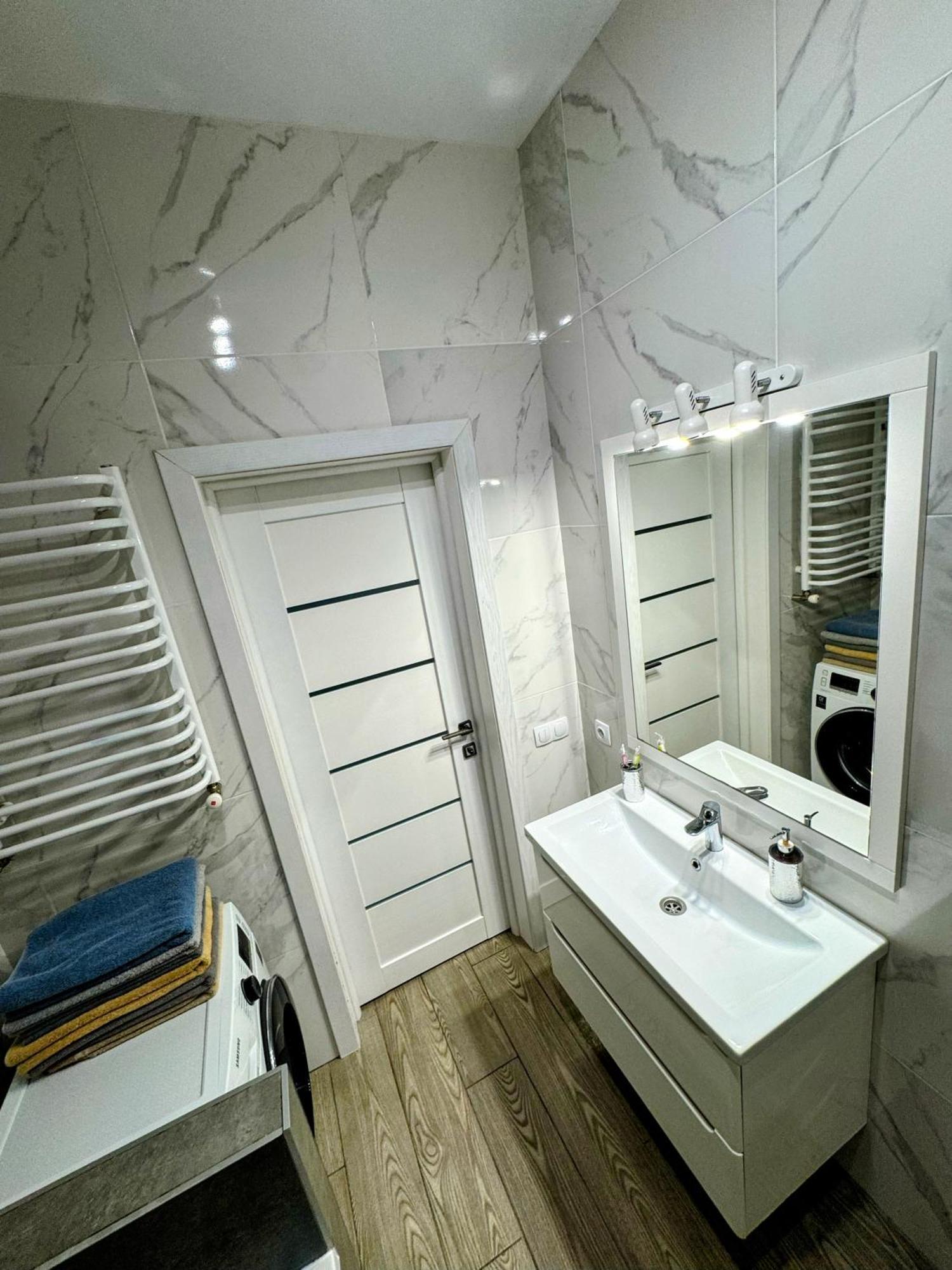 Vip Apartment У Центрі Міста, Новобуджк Театральний,Дуже Простора Ρίβνε Εξωτερικό φωτογραφία